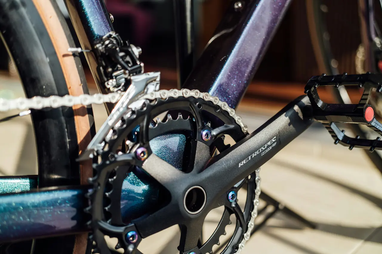 Crankset with two chainrings, a crank arm and a flat pedal